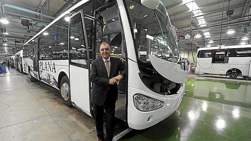 El director general del Grupo Irizar, José Manuel Orcasitas, posa en la planta que la cooperativa tiene en Ormaiztegi