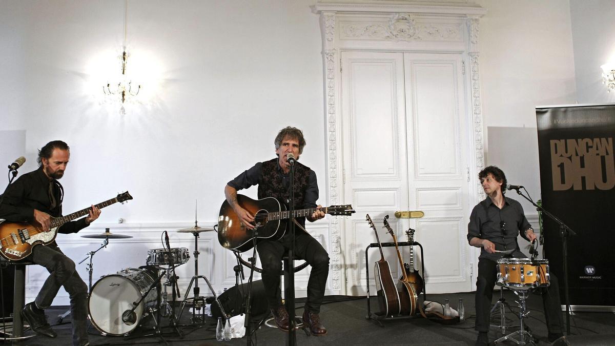 Los miembros del dúo donostiarra Duncan Dhu, Mikel Erentxun y Diego Vasallo actúan junto al ex miembro de la banda, Juan Ramón Viles. 
