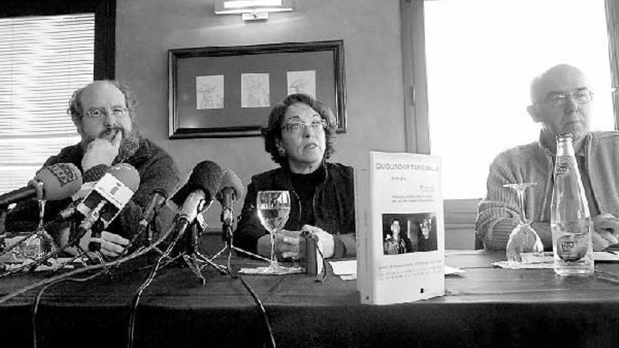 De izda a dcha, el artista y estudioso de Oteiza Iñaki Arzoz, la sobrina y heredera del escultor Pilar Oteiza y Txema Aranaz, de Pamiela.