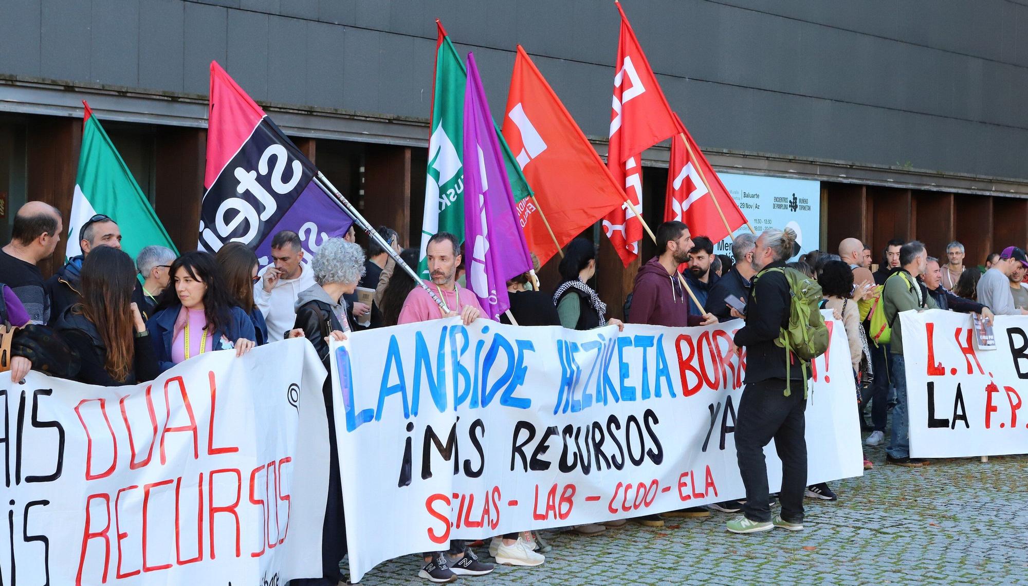 FOTOS | Momentos de tensión en la concentración de docentes de FP ante el Foro del Baluarte