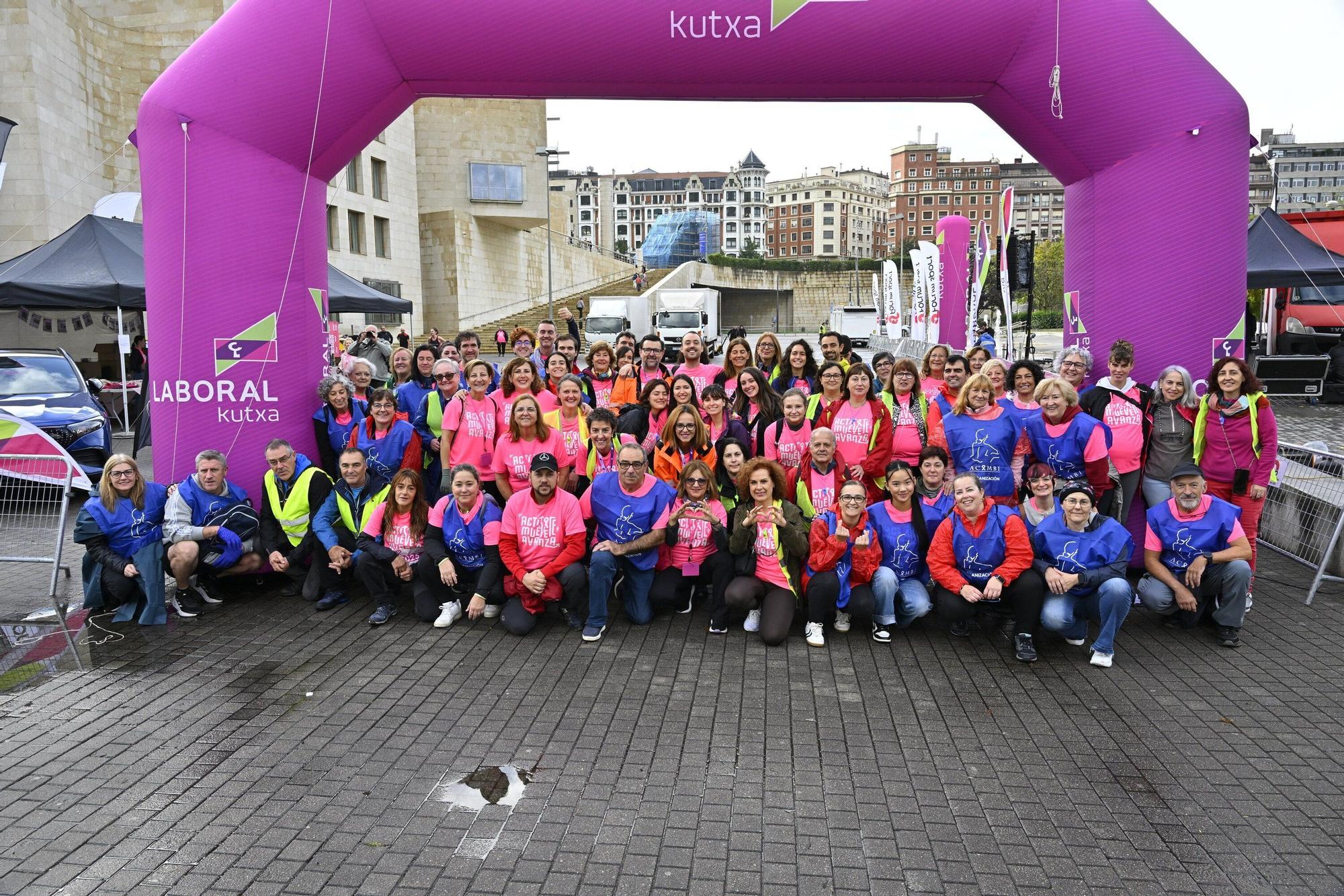 En imágenes: los paraguas tiñen la marea rosa de Bilbao