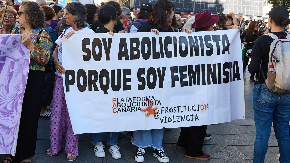 Manifestantes sosteniendo una pancarta con el lema &#039;Soy abolicionista porque soy feminista&#039; durante la concentración convocada por el Movimiento Feminista de Madrid (MFM)