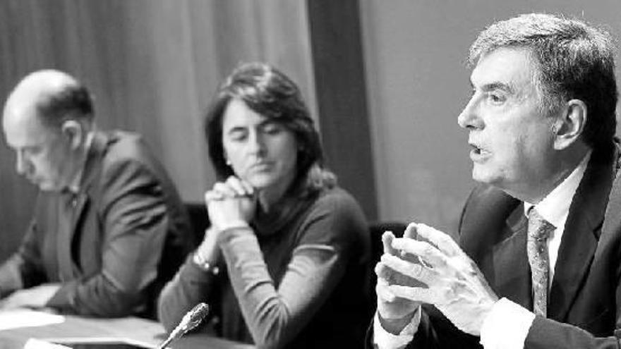 Iribarren (a la derecha), con la consejera de Salud, Marta Vera, y el gerente del SNS-O, Ángel Sanz Barea, en un acto anterior.