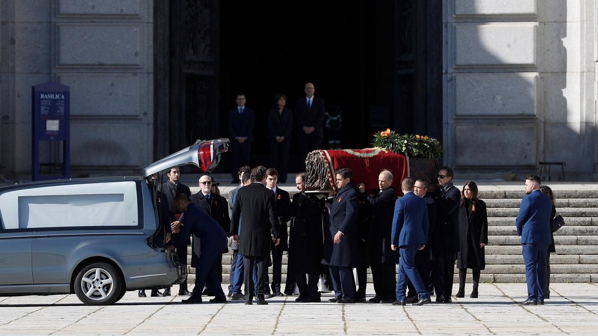 Familiares de Franco sacan el féretro con los restos del dictador de Cuelgamuros.