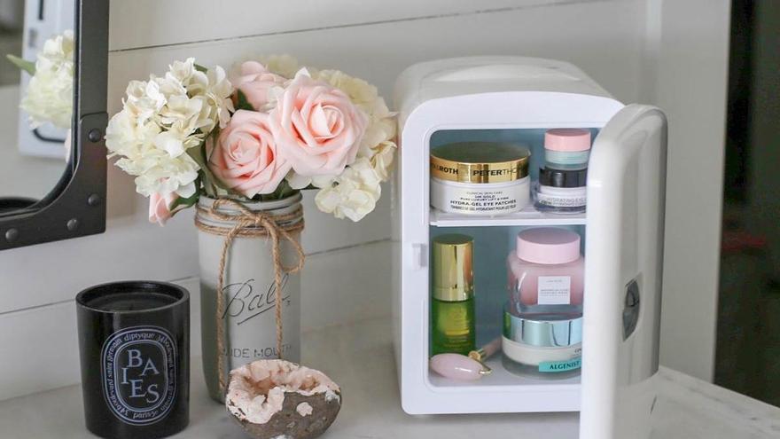 Guardar cosméticos en la nevera: ¿tendencia útil o moda viral?