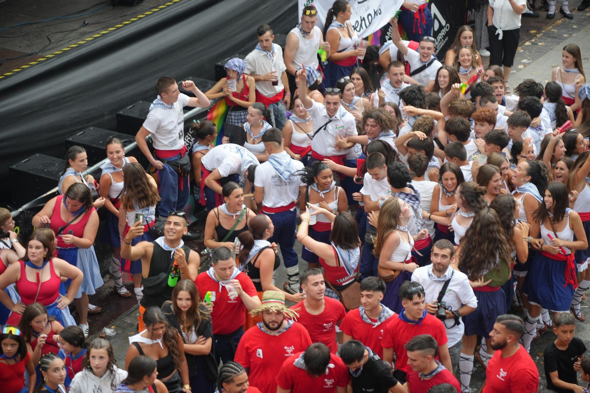 En imágenes: La bajada de Iguarrako enciende la fiesta en Amurrio
