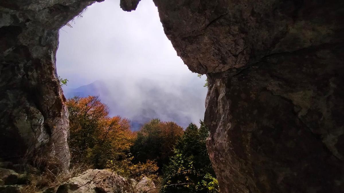 La cueva o balcón natural donde se refugió.