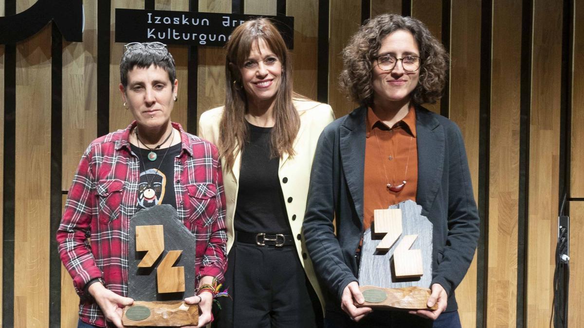 La alcaldesa, Maider Etxebarria, con Irene Hurtado de Saratxo Mendieta y Naroa Zubillaga Gómez