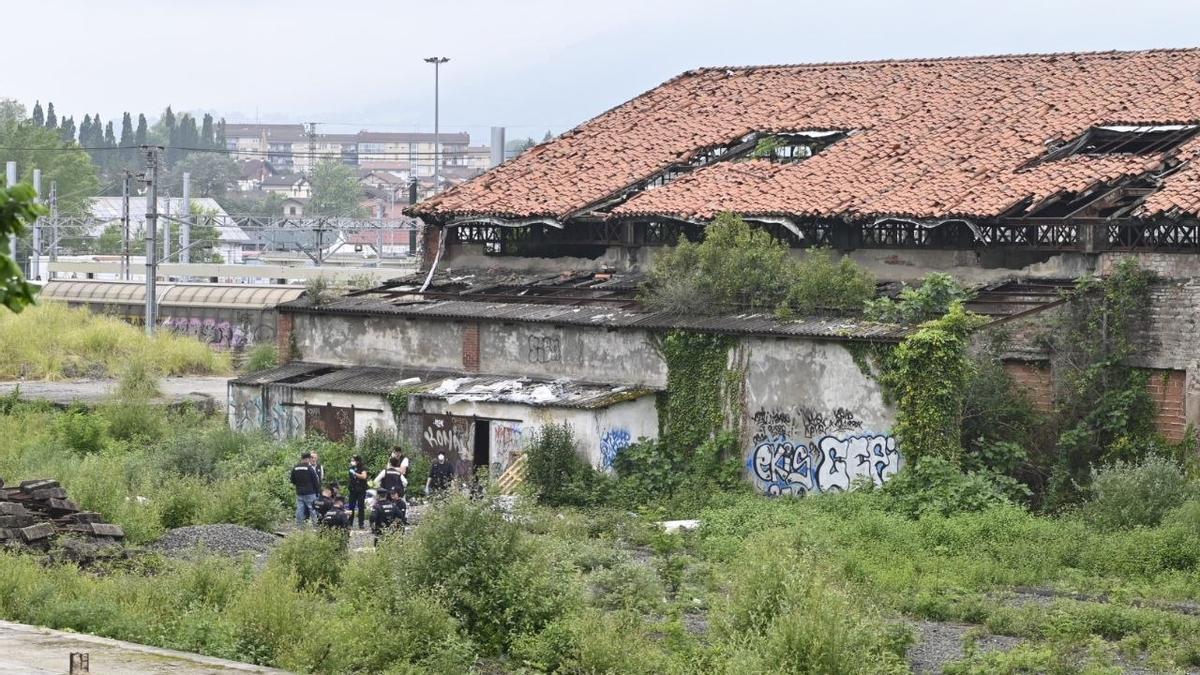 Ertzaintza junto a la chabola en la que se encontró el cuerpo de un hombre muerto por disparo en el barrio Belaskoenea de Irun / Arnaitz Rubio