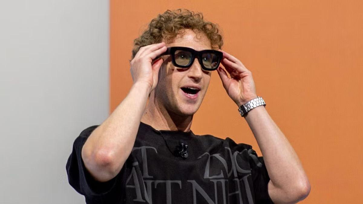 Mark Zuckerberg, mostrando las nuevas gafas de Meta.
