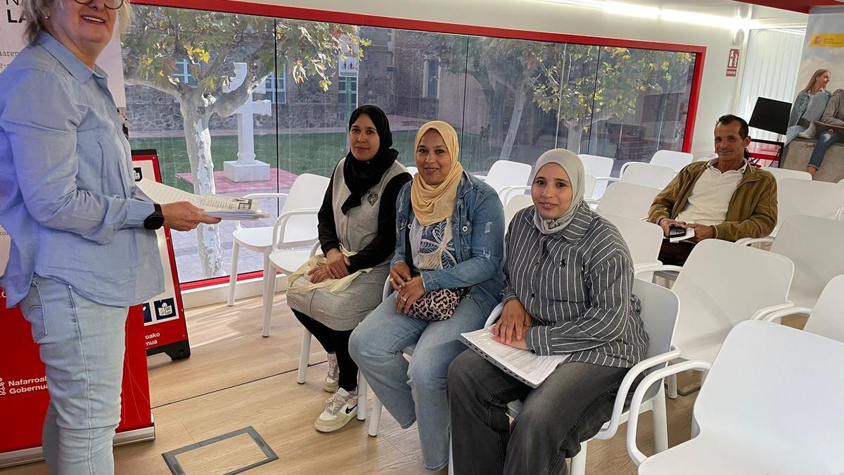 Varias mujeres realizando consultas en el nuevo dispositivo móvil.