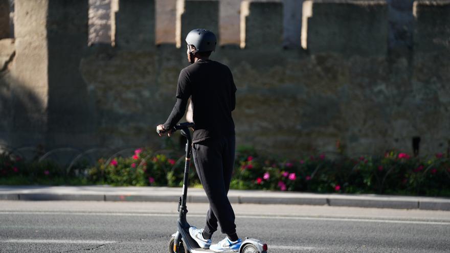Edad mínima de 15 años y casco obligatorio: las nuevas reglas para los patinetes eléctricos