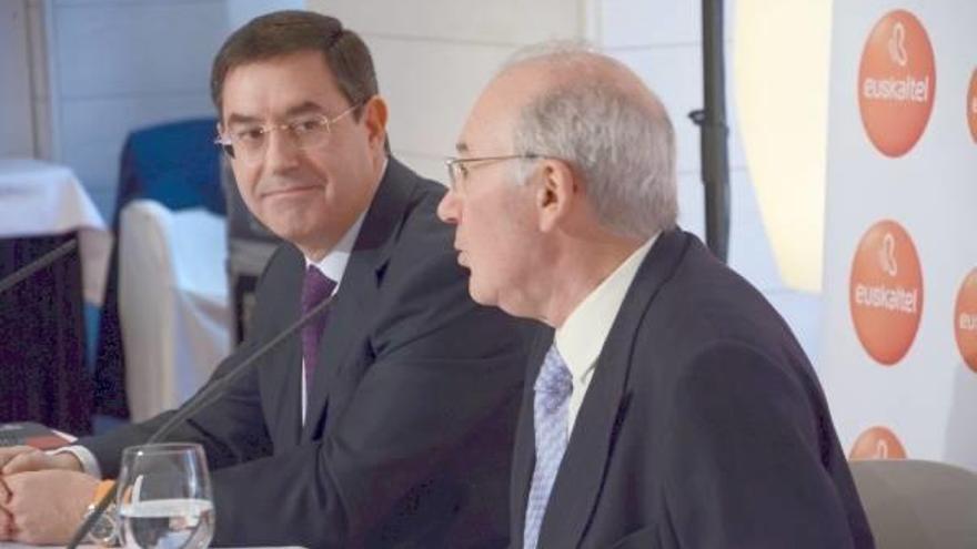 Alberto García Erauzkin y José Antonio Ardanza en la rueda de prensa de Euskaltel