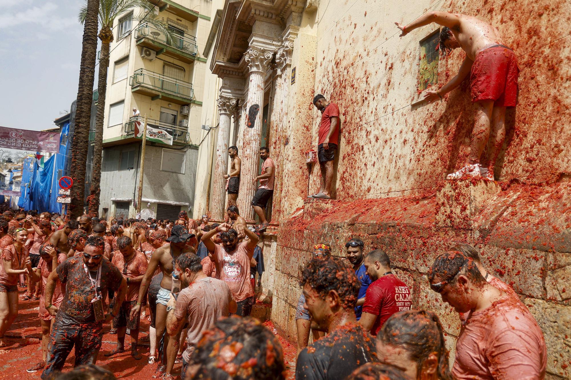 La Tomatina vuelve a teñir de rojo las calles de Buñol