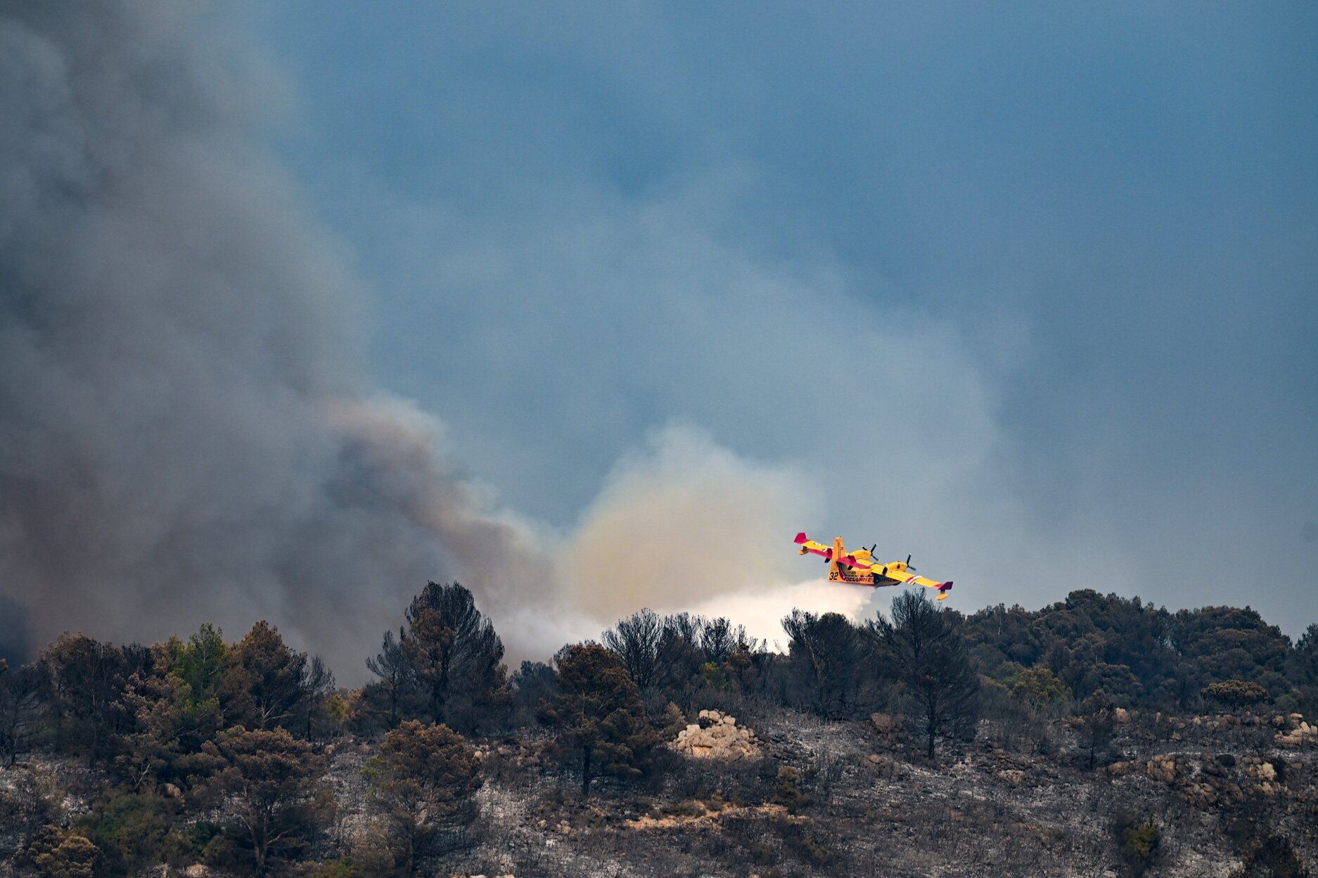 Francia lucha contra uno de los peores incendios en medio siglo