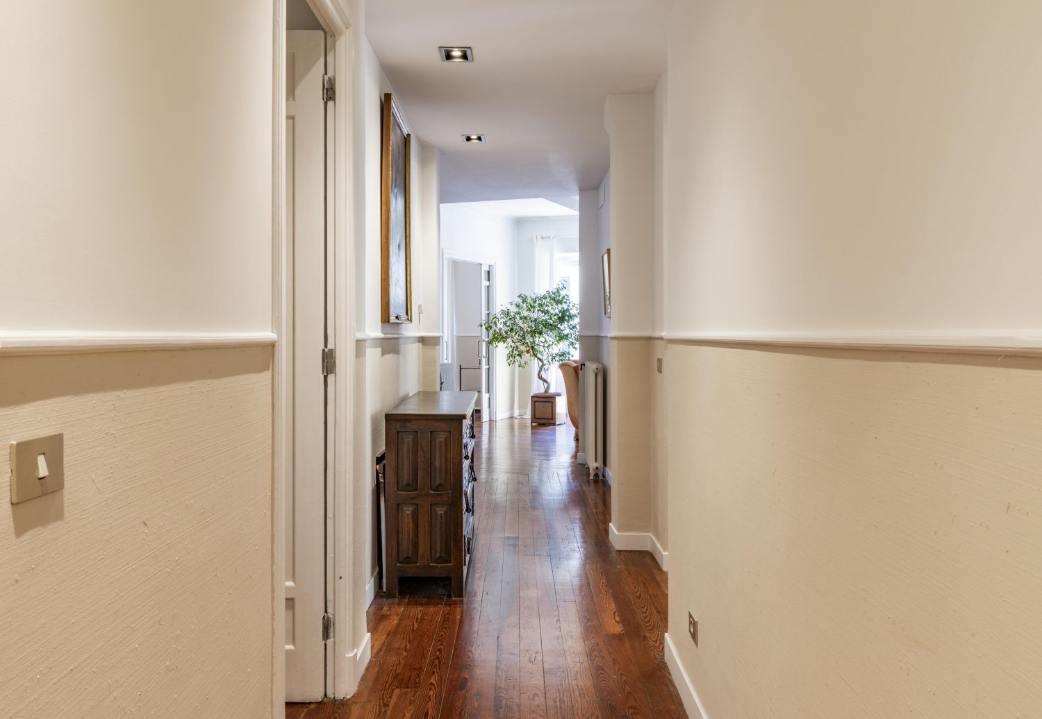 Magnífica propiedad en venta ubicada en un edificio señorial, situada en una de las zonas más elegantes del céntrico barrio de Gros