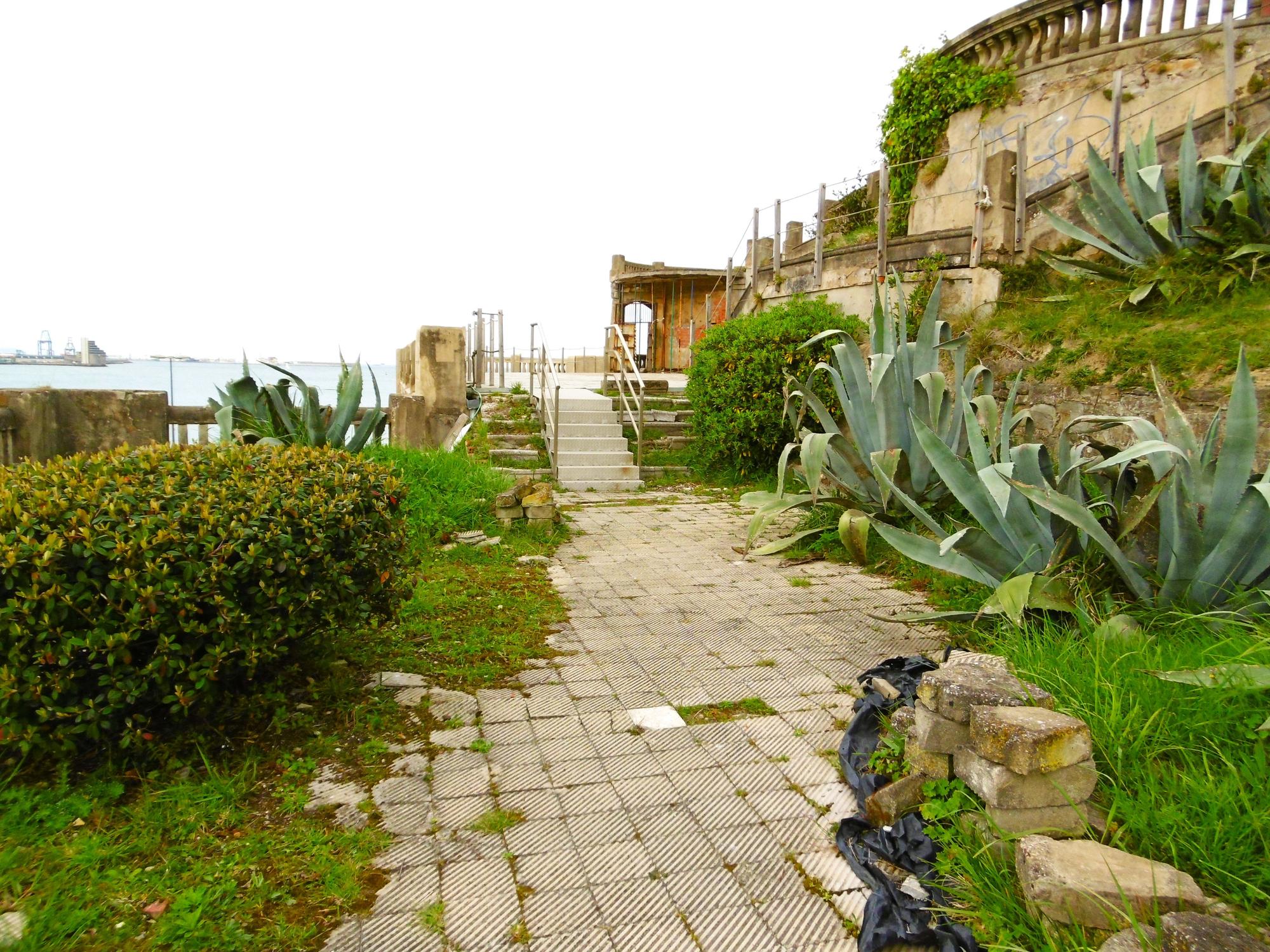 Restos que aún perduran del jardín a media altura.