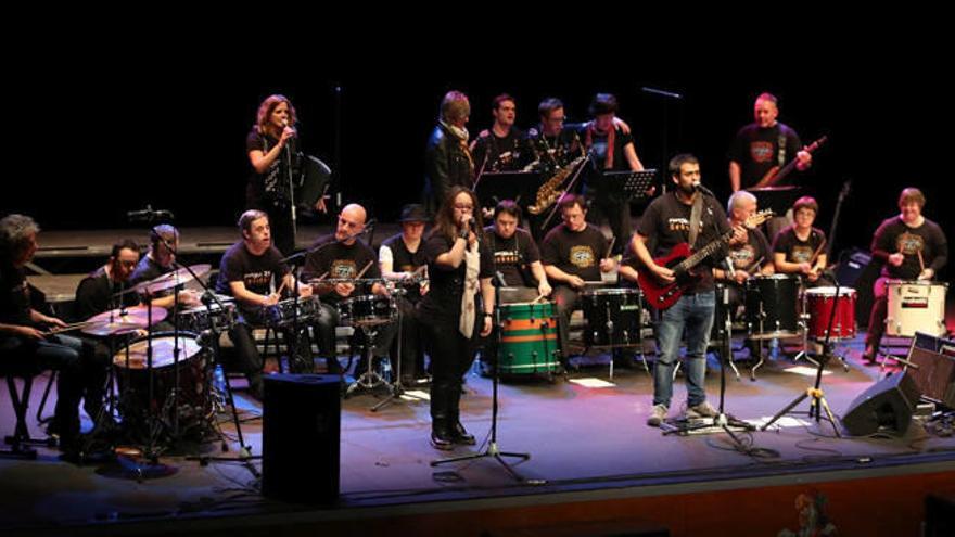 Los chicos y chicas de Motxila 21, en una reciente actuación en Burlada.