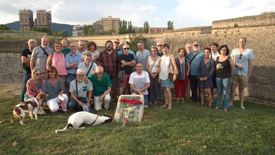 Asistentes al acto, entre ellos Ander Carbonero, familiar de Calixto Carbonero (5º izda con camisa azul), ante la placa donde depositaron las flores.