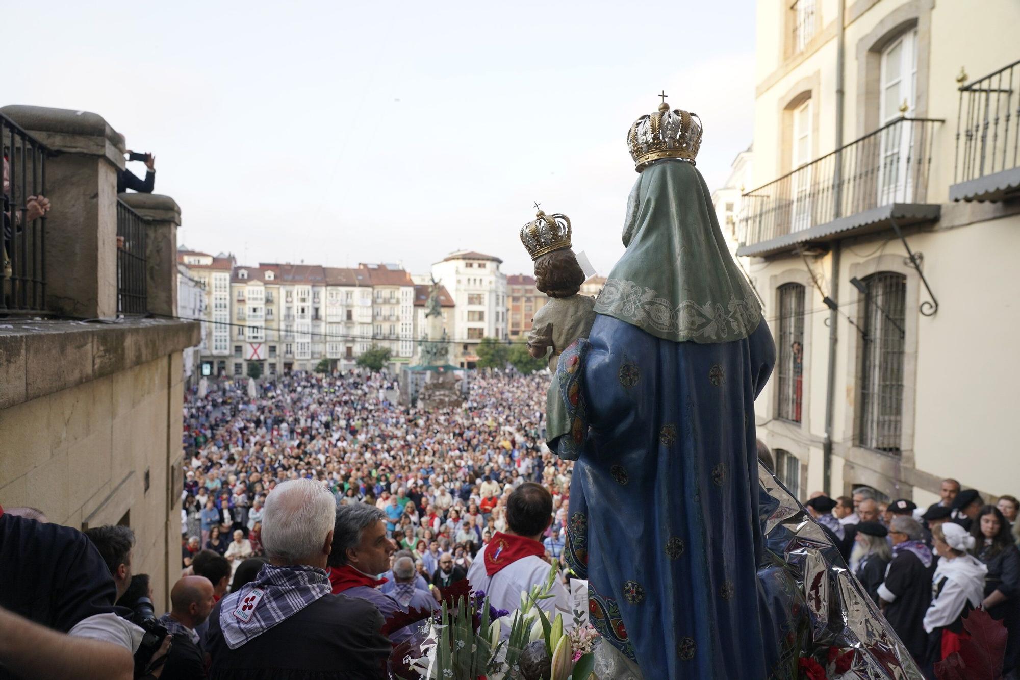 En imágenes: Miles de vitorianos acompañan a la Virgen Blanca en el Rosario de la Aurora