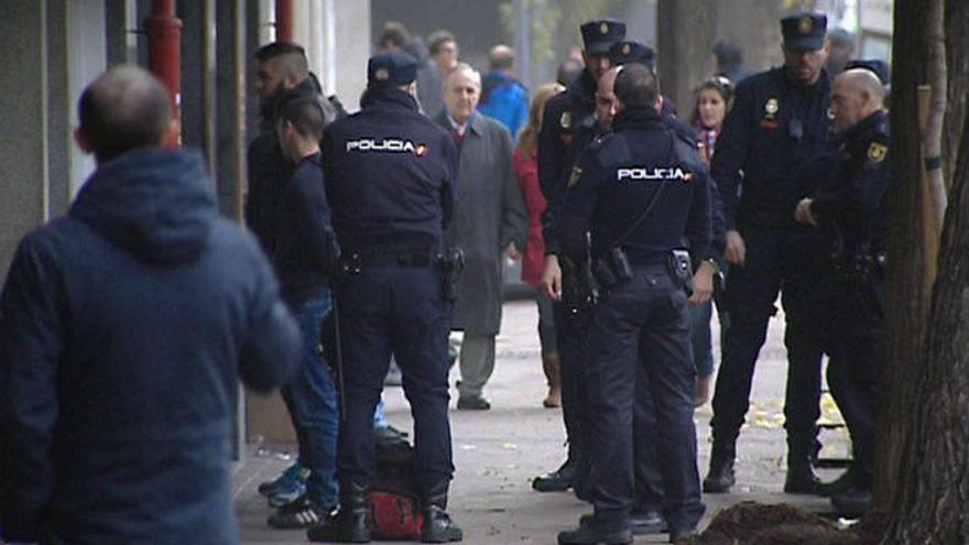 Policía Nacional con algunos de los detenidos en la reyerta entre los aficionados del Deportivo y el Atlético de Madrid.