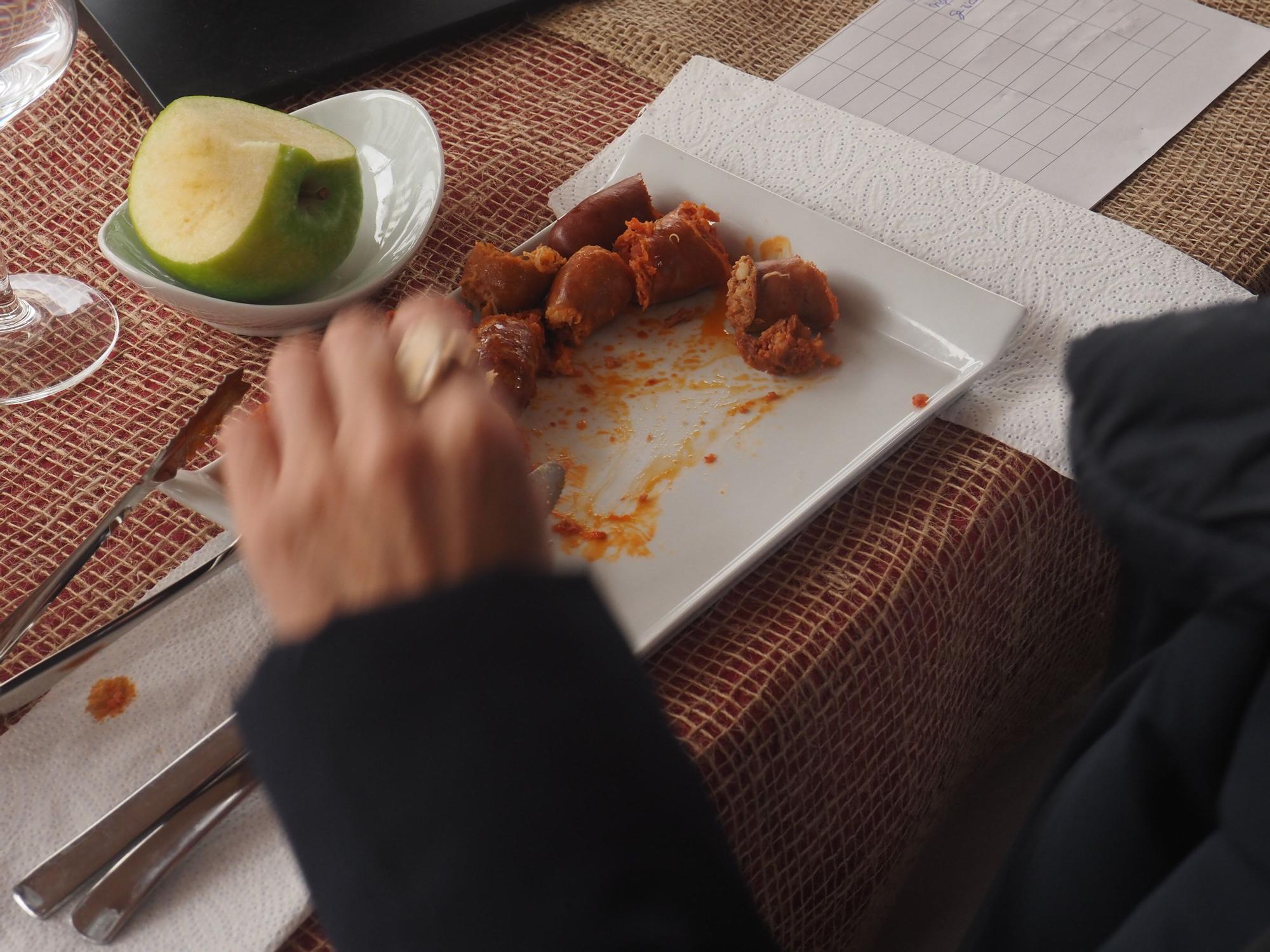 Vino y chorizo, fórmula imbatible contra el mal tiempo en Azpeitia
