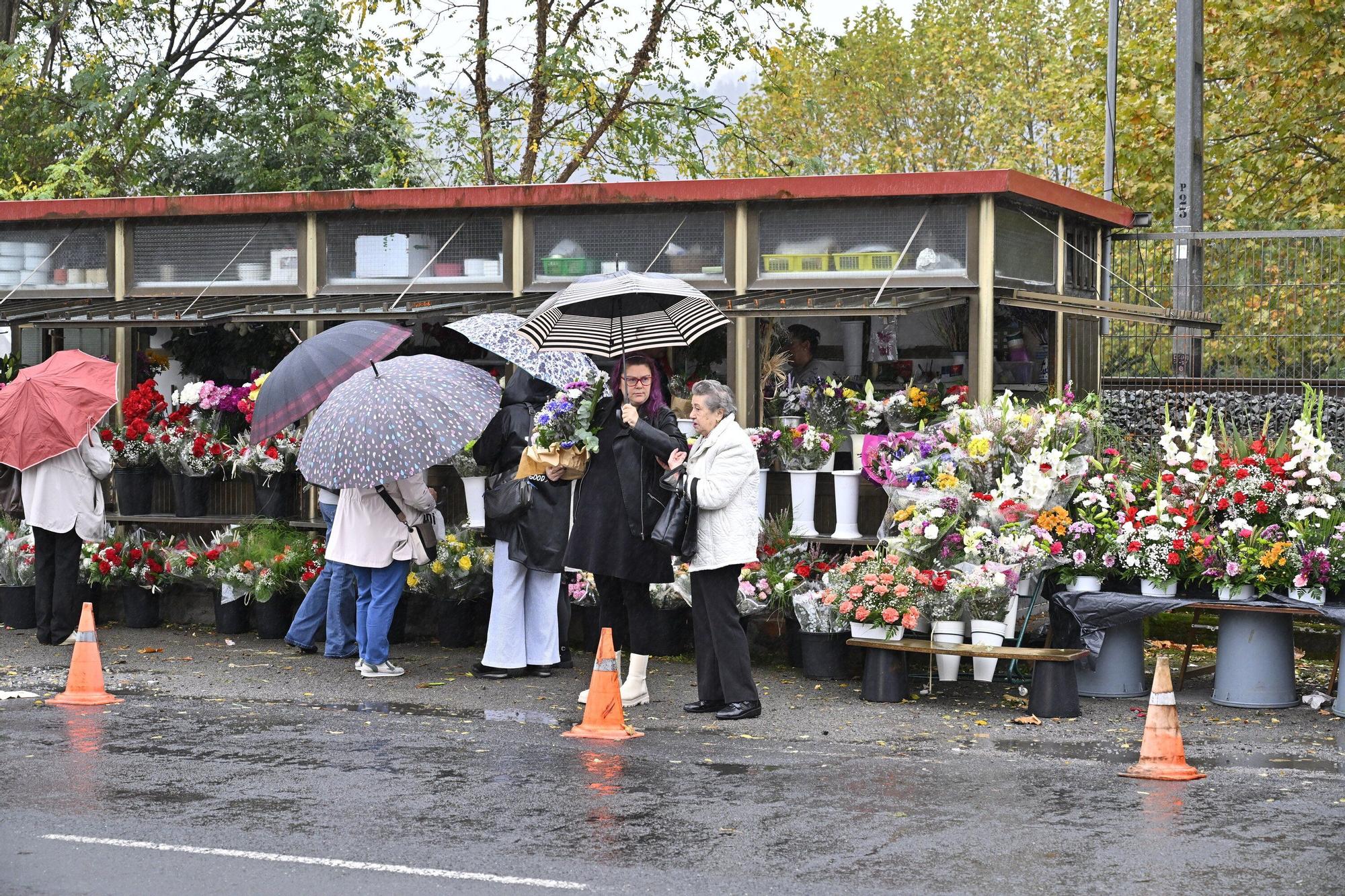 En imágenes: así se vive el día de Todos los Santos en el cementerio de Bilbao