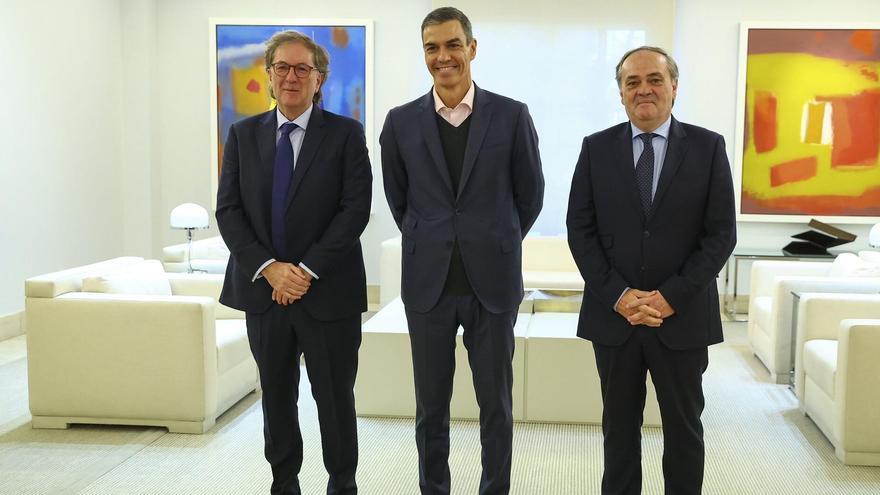 El consejero delegado de Sapa, Jokin Aperribay, y el vicepresidente, Ibon Aperribay, en Madrid con Pedro Sánchez en una visita anterior.