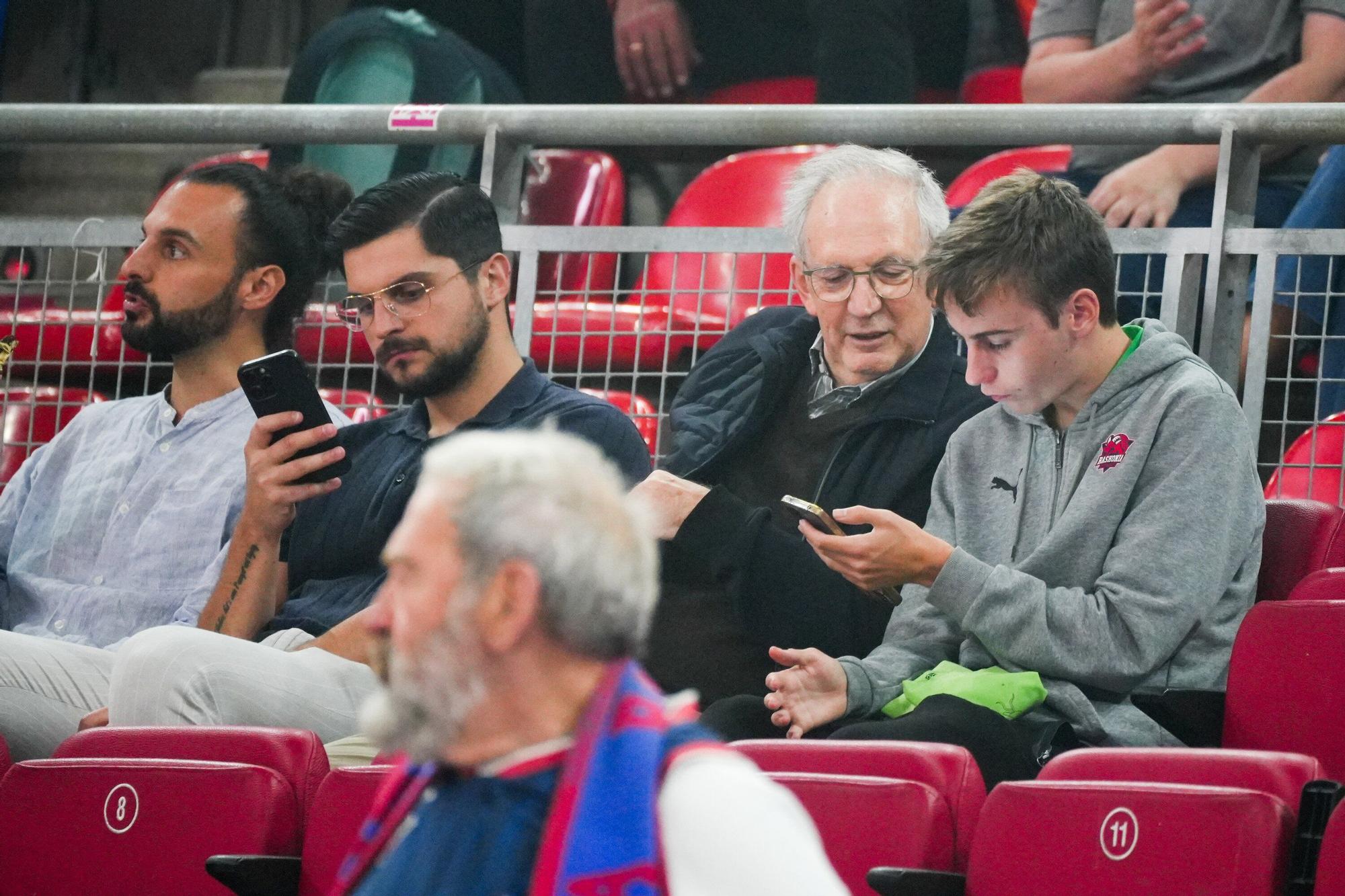 En imágenes: Ambientazo en el Baskonia - Olympiacos (¡Búscate en las fotos!)