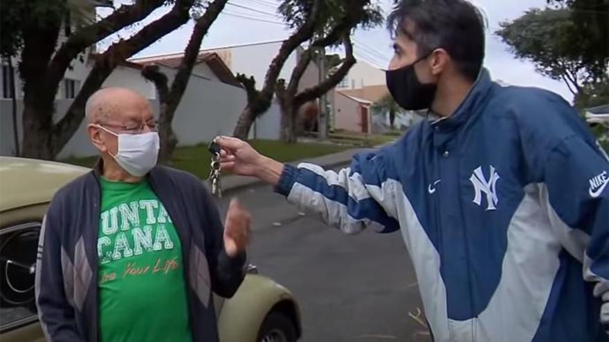 Un profesor vende su coche y sus alumnos lo compran y se lo devuelven