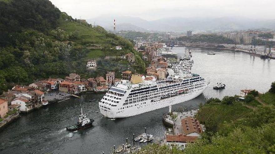 El crucero ‘Adonia’  recala en el puerto de Pasaia por tercera vez