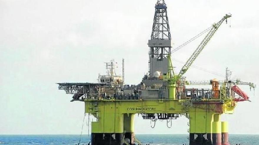 Imagen de una plataforma petrolífera que lleva a cabo prospecciones en el fondo del mar.