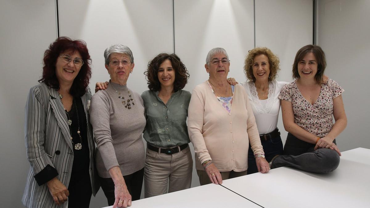De izquierda a derecha: Alicia Olza, directora del Área de Mayores de Fundación Pauma; Rosa Torres, vecina de San Juan; Mirentxu Araiz, psicóloga; Blanca Beloqui, vecina del barrio de la Txantrea; Isabel Lekunberri, trabajadora social y Ana Pérez, educadora social. De izquierda a derecha: Alicia Olza, directora del Área de Mayores de Fundación Pauma; Rosa Torres, vecina de San Juan; Mirentxu Araiz, psicóloga; Blanca Beloqui, vecina del barrio de la Txantrea; Isabel Lekunberri, trabajadora social y Ana Pérez, educadora social.