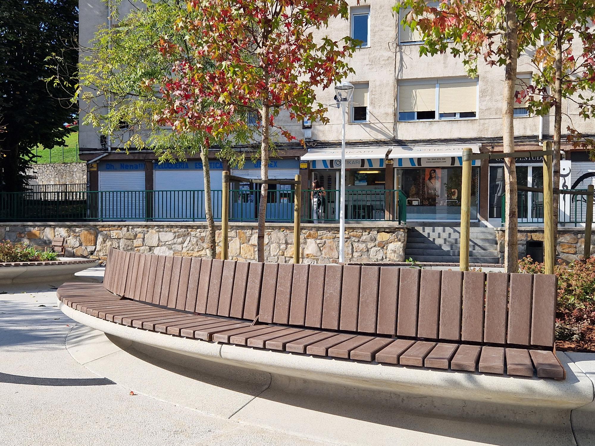 Así luce la renovada plaza Zizeruena de Otxarkoaga