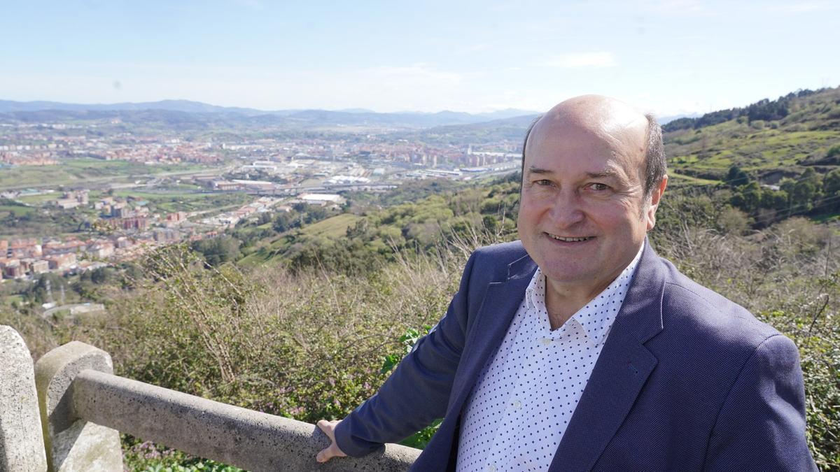 Andoni Ortuzar posa para un reportaje de Grupo Noticias