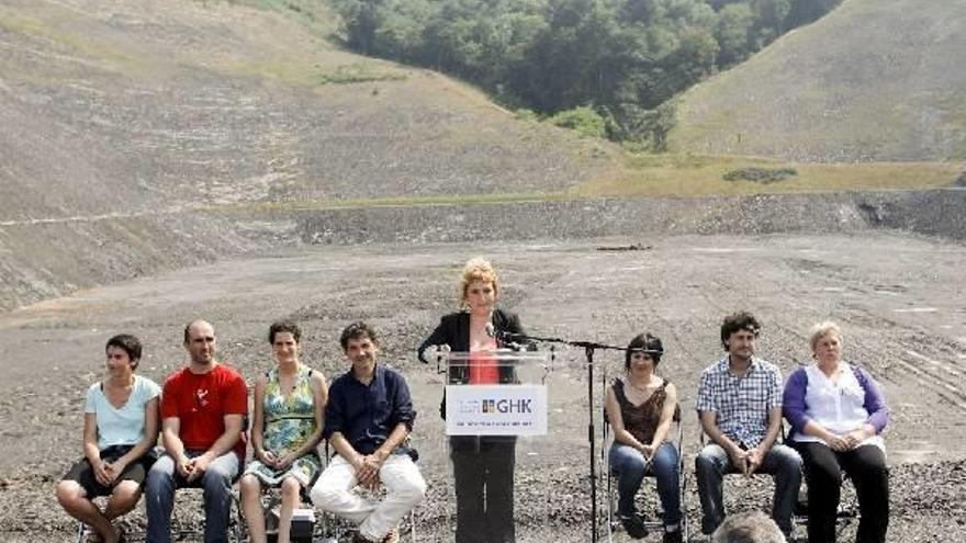 Ainhoa Intxaurrandieta (en el centro), ayer, en los terrenos en los que se iba a ubicar la incineradora de Zubieta.