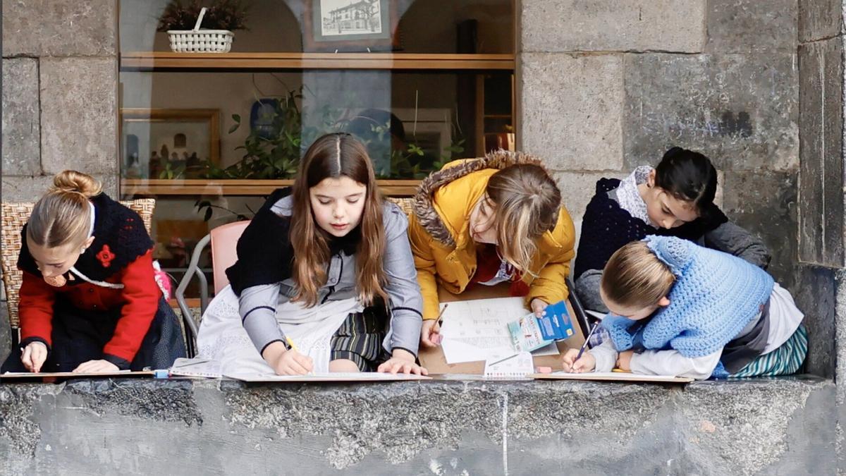 Más de medio millar de niños y jóvenes tomaron parte en el concurso de pintura de Txuri Urdin Elkartea.