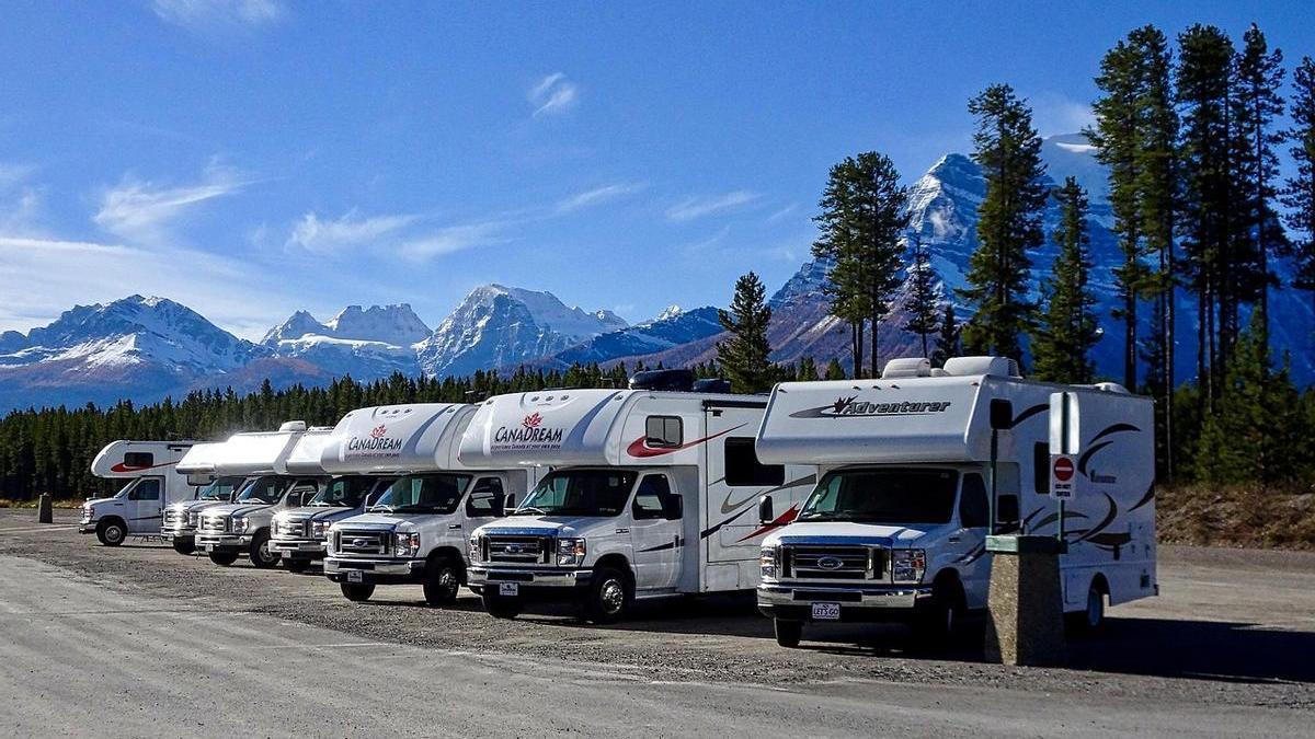 Autocaravanas aparcadas en un camping.