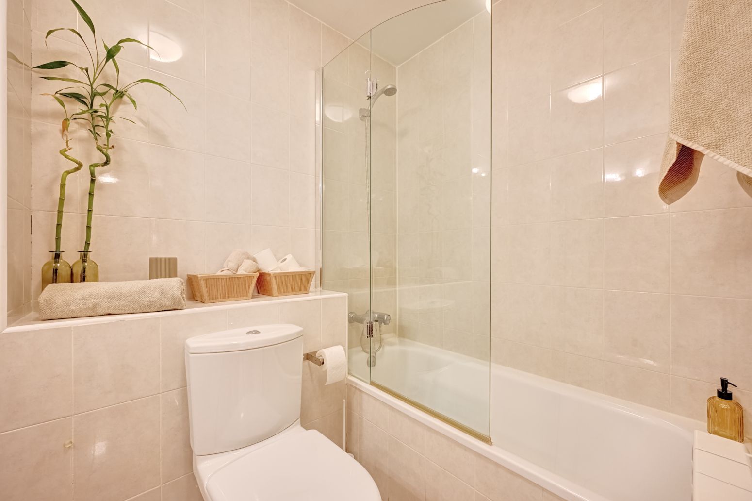 Un piso con vistas a la Plaza del Castillo sale al mercado: patrimonio, modernidad y ubicación única en el Casco Antiguo