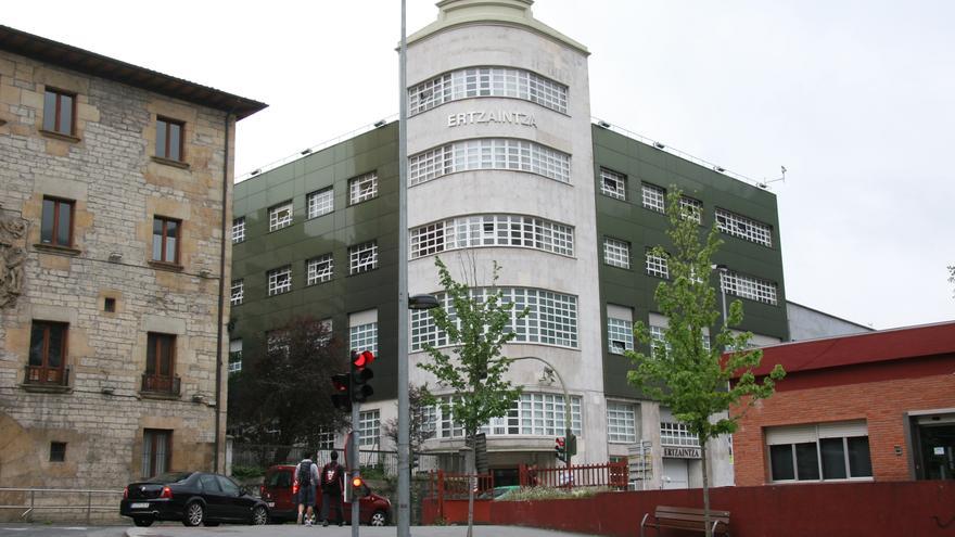 Cuatro jóvenes detenidos por agredir y robar a otro en Ermua