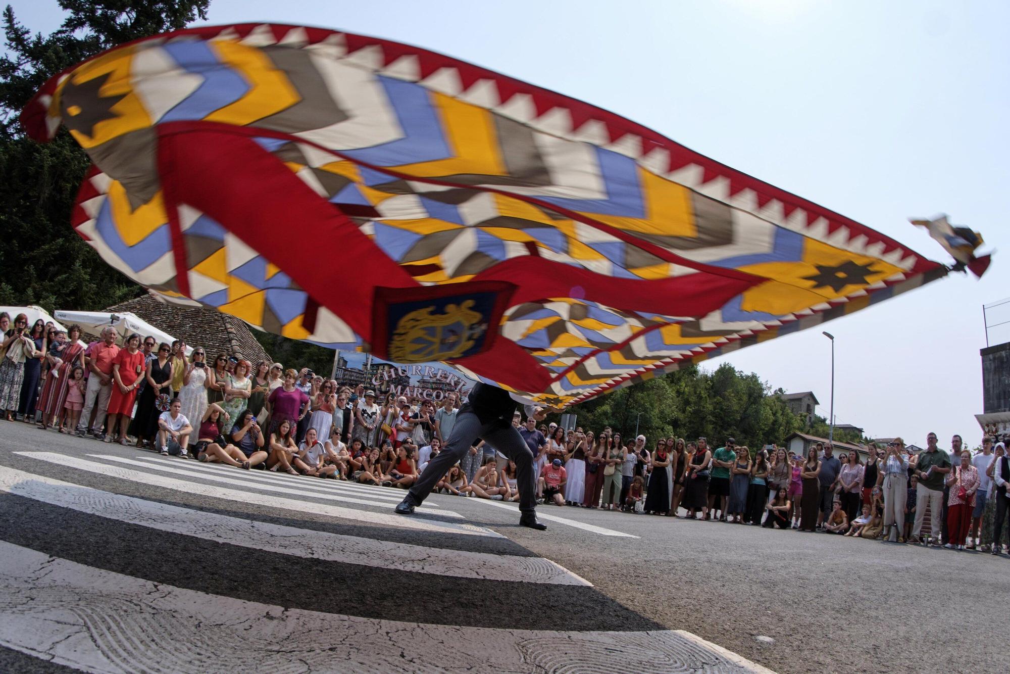 Fotos del tradicional baile de la bandera en fiestas de Roncal 2025