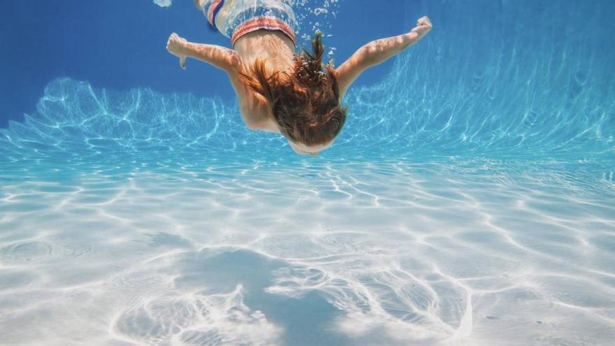 Desde la otitis al equilibrio: claves para mantener los oídos sanos en verano
