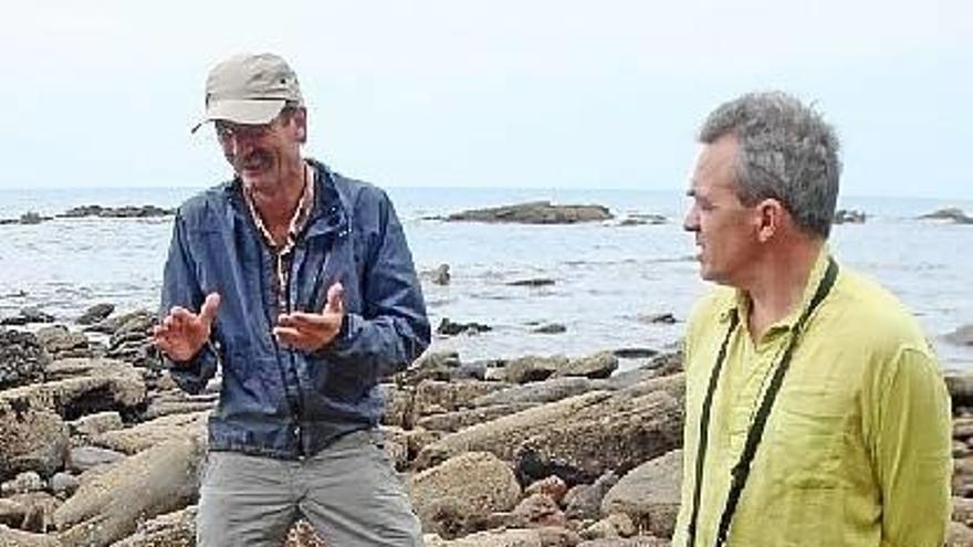 Ruiz de Erentxun y Montero, junto a la muela hallada en la costa.