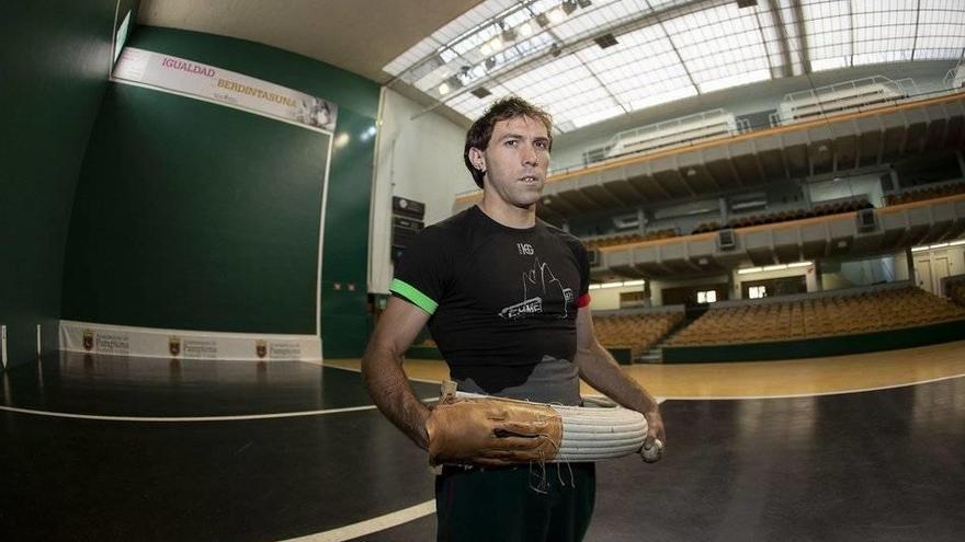 Gorka Urtasun posa en el frontón Labrit de Pamplona antes del entrenamiento que completó ayer.