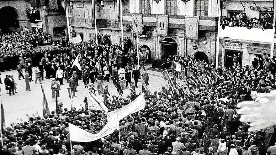Vista panorámica de la plaza de Los Fueros abarrotada de público con pancartas.