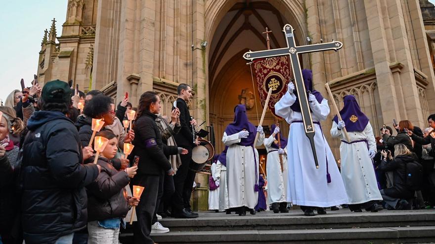 La procesión regresa a Donostia, 60 años después, acompañada por miles de  personas