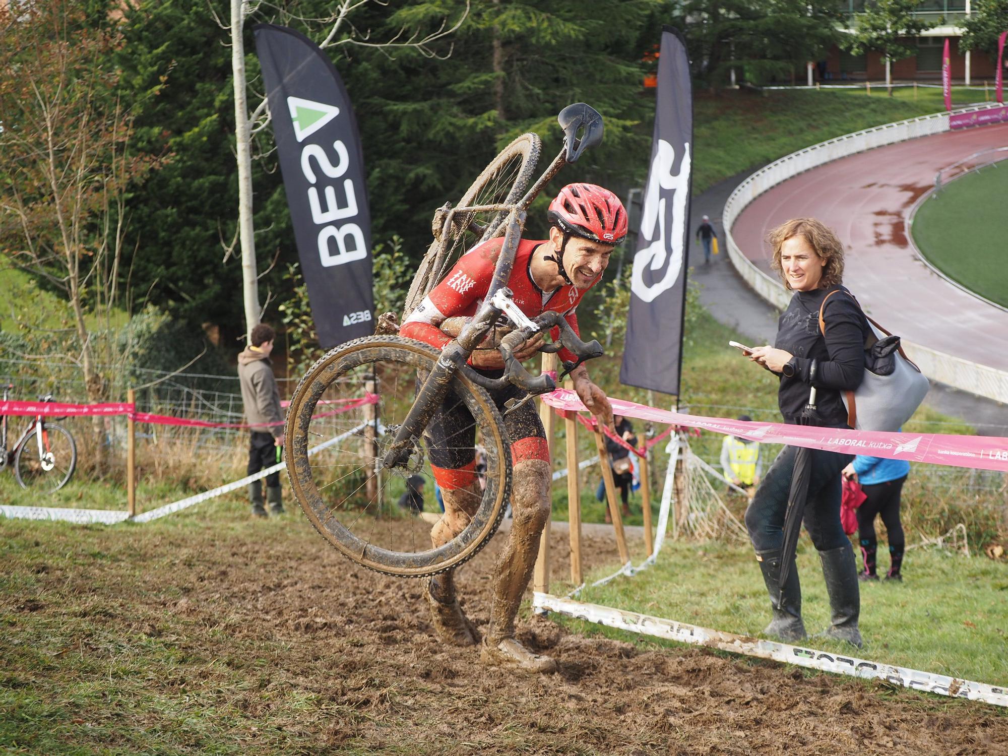 El barro se sumó al espectáculo de ciclocross en Elgoibar
