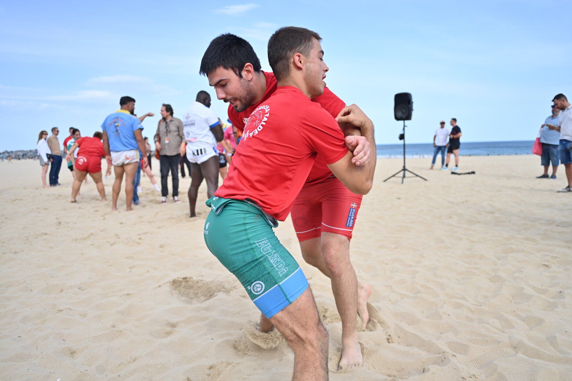 Espectacular exhibición de lucha canaria en la playa de la Zurriola