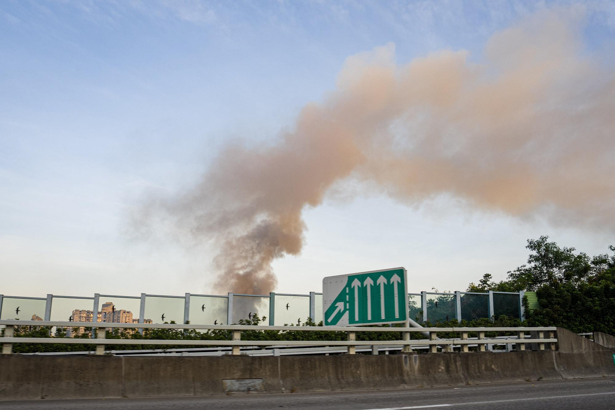 Un enorme incendio calcina un vecindario de Hong Kong
