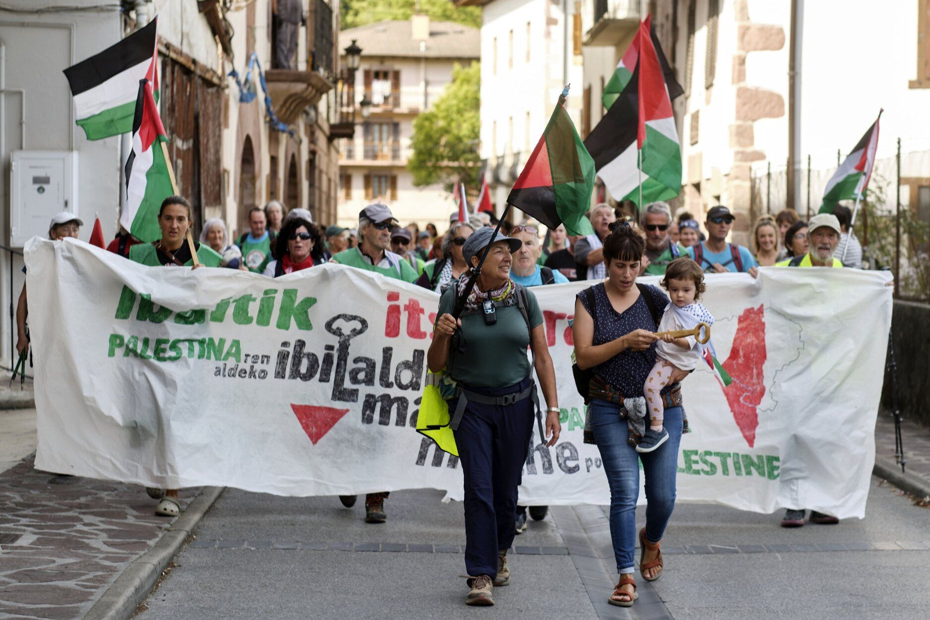 Fotos de la séptima etapa de la marcha propalestina por Navarra, desde Eltzaburu hasta Doneztebe